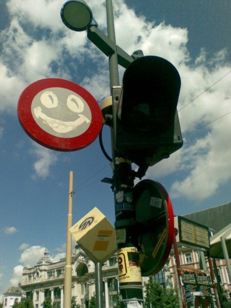 Как видите, Антверпен — очень позитивный город: даже дорожные знаки здесь улыбаются Антверпен, Бельгия