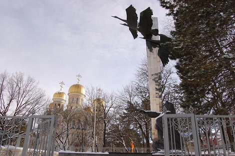 Через дорогу от храма — монумент воинам, павшим в ВОВ, и вечный огонь Кисловодск, Россия