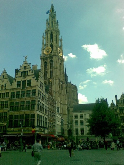 Ночью эта башня смотрится еще более впечатляюще Антверпен, Бельгия