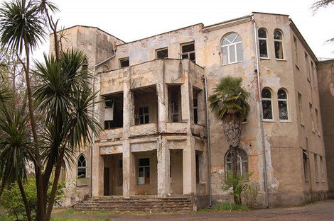 Здание академии, оно же контора сада Сухум, Абхазия