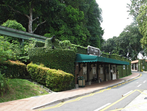 Зеленая автобусная остановка на Сентозе Сингапур (город-государство)