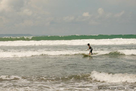 Young surfers Кута, Индонезия