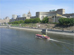 Кораблик плывет по Москве-реке