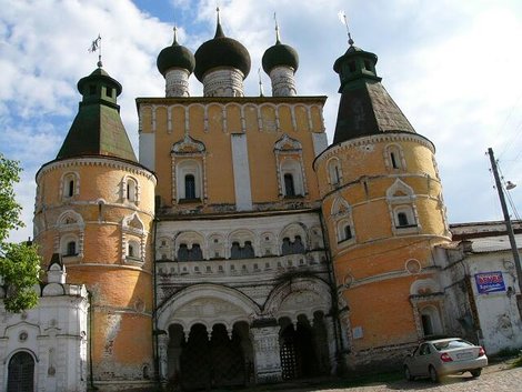62. Сретенская надвратная церковь – вход на территорию монастыря Россия