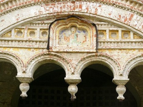 74. Затейливый орнамент южных ворот с фреской XVII века Россия