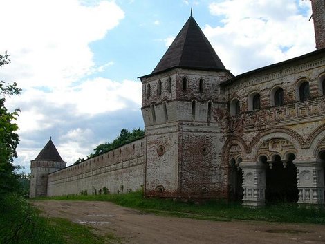 79. Южная стена монастыря. Все крепостные стены построены в XVII веке Россия