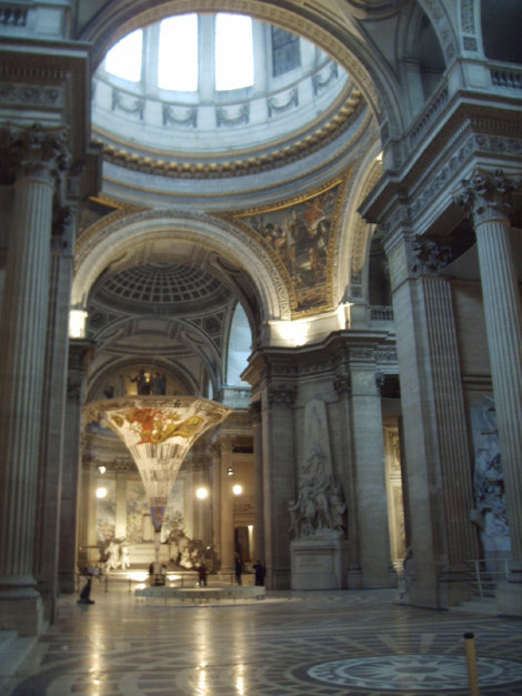 Пантеон внутри. Перевернутый вниз конус — художественная инсталяция Париж, Франция
