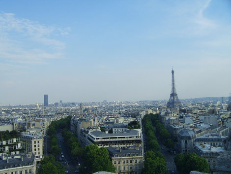 Вид с Арки на Эфйфелеву башню и башню Монпарнас Париж, Франция