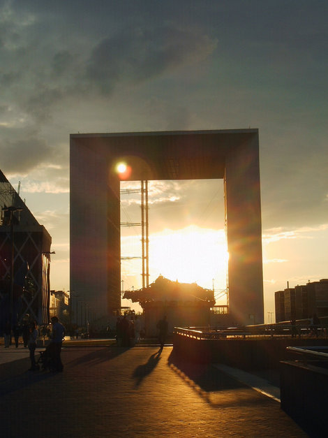 Арка Дефанс — третья после арки Тюильри и Триумфальной Париж, Франция