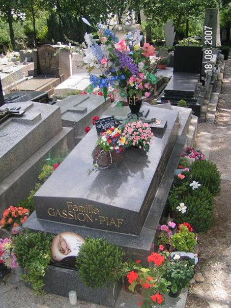 У Эдит Пиаф всегда стоят цветы Париж, Франция