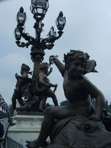 Амурчики с моста Александра III Париж, Франция