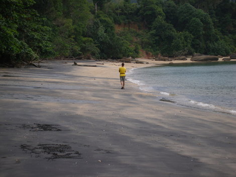 Пляж с черным песком Лангкави остров, Малайзия