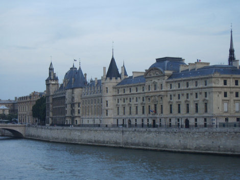 Старейший королевский дворец — Консьержери Париж, Франция