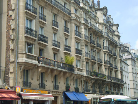 фТипичный дома центра Парижа с чугунными балкончиками Париж, Франция