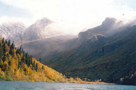 озеро Кардывач и окружающие его горы Сочи, Россия