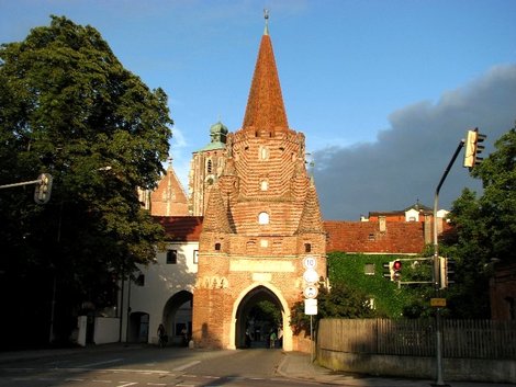 Самая старая сохранившаяся часть городской стены — ворота Крёйцтор (Kreuztor) Ингольштадт, Германия