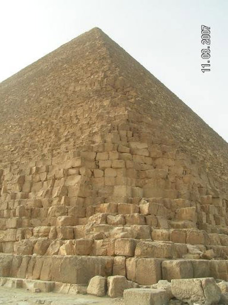 Каждый блок велик размерами Гиза, Египет