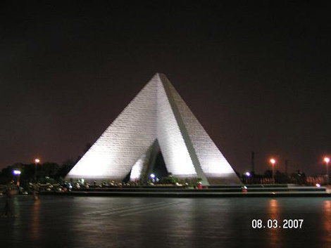 Памятник Садату Каир, Египет