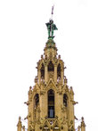 На вершине башни установлена железная скульптура стража ратуши «Ратхаусмана»