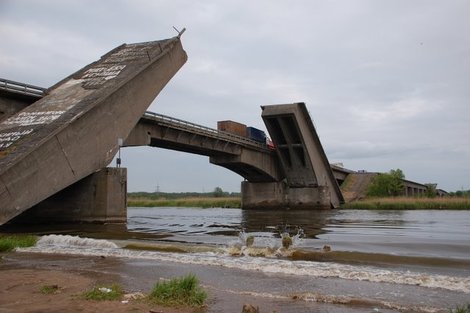 Берлинский мост Взорван отступавшими немцами и до сих пор полностью не востановлен. Калининград, Россия