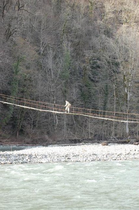 Сначала восемьдесят метров по мосту, затем 6 километров по земле... Сочи, Россия