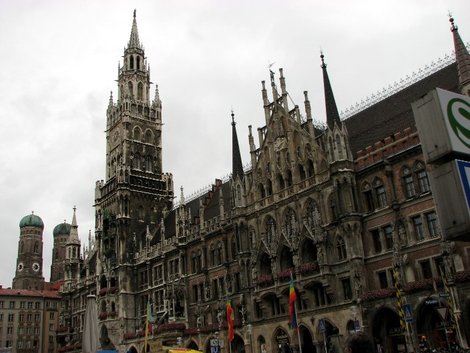 Мариенплатц в пасмурную погоду Мюнхен, Германия