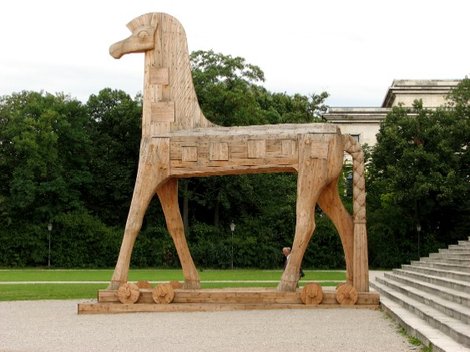 Троянский конь у Глиптотеки (была выставка искусства Древней Трои) Мюнхен, Германия