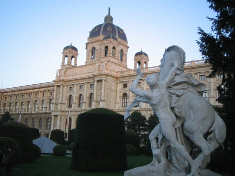 Дворцы здесь окружают красивейшие парки Вена, Австрия