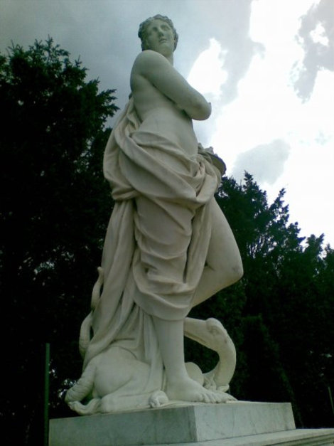 В парке Версальского дворца разместили огромное количество статуй Версаль, Франция