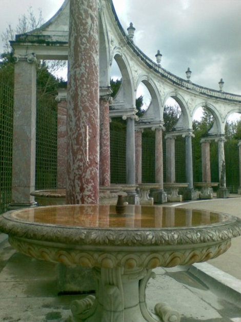 К сожалению, шикарные фонтаны парка перестают работать очень рано Версаль, Франция