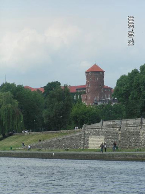 Вавельский замок с набережной Вислы Краков, Польша