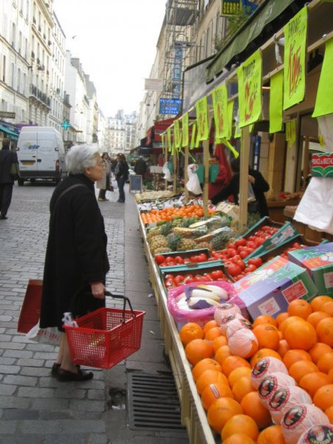 Французские бабушки любят торговаться с продавцами Париж, Франция