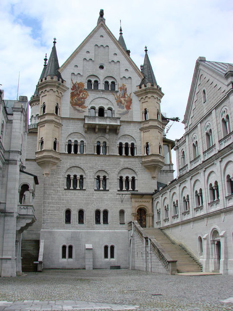 строительство замков оказалось крайне расточительно для казны и за это Людвиг поплатился короной Фюссен, Германия