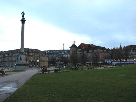 Замковая площадь (Старый замок и кусочек Нового — слева) Штутгарт, Германия