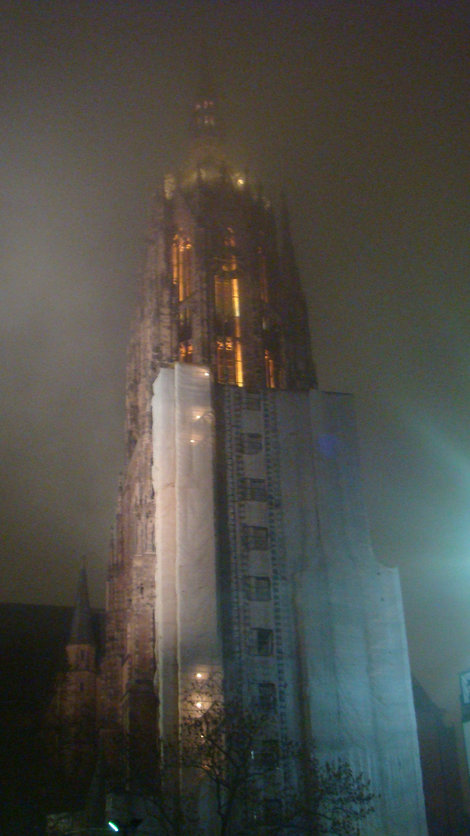 Колокольня в ночи и тумане Франкфурт-на-Майне, Германия