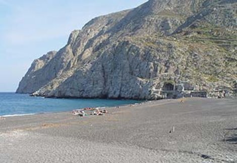 Черный пляж в Камари Камари, остров Санторини, Греция