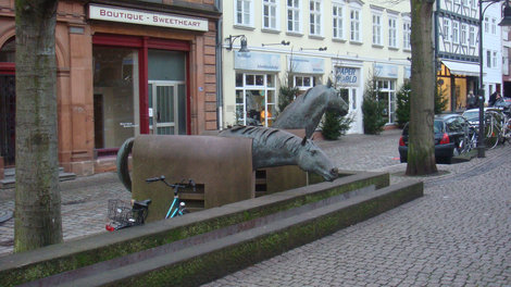 Даже канализационные сооружения превратили в предмет уличного искусства. Марбург-на-Лане, Германия