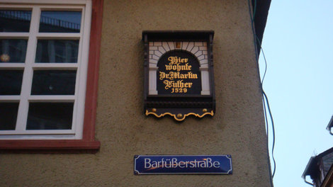 А здесь на улице монахов-босяков в 1529 году жил Мартин Лютер Марбург-на-Лане, Германия