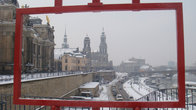 Рама, предлагающая сравнить вид современного Дрездена с видом, написанным на картине (репродукция картины находится по рамой — здесь ее не видно)