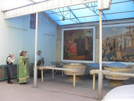 даже во дворе собора какая-то служба, своя жизнь Москва, Россия