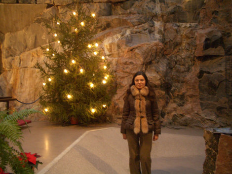 Церковь в скале в рождественском убранстве Хельсинки, Финляндия