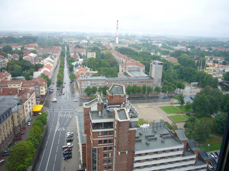 Вид из того же кафе на другую сторону, перекресток улиц Г. Мантаса и Лиепу. Клайпеда, Литва