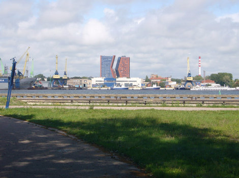 Вид на оригинальные новые здания со стороны Куршской косы. Клайпеда, Литва