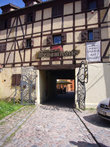 Средневековый фахверковый дом, в нем  небольшая галерея и бар Старый город-Senamiestis.