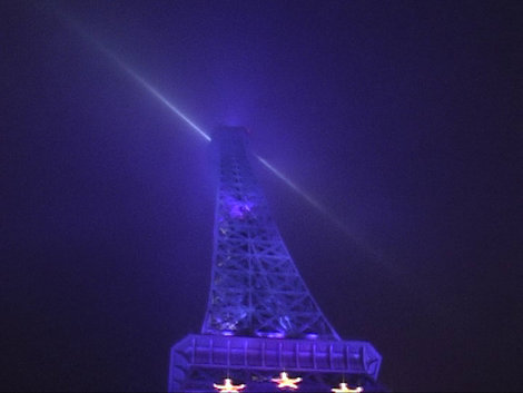 Украшение Парижа - Эйфелева башня Париж, Франция
