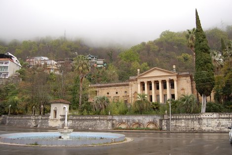 Сухой фонтан и дворец культуры Гагра, Абхазия