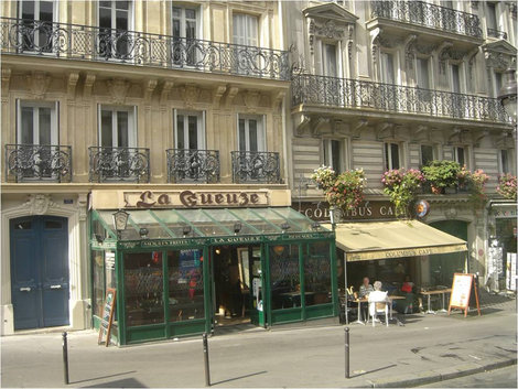 Пример типичной лавочки и кафе Париж, Франция