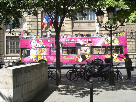 Такие автобусы ездят по Парижу Париж, Франция