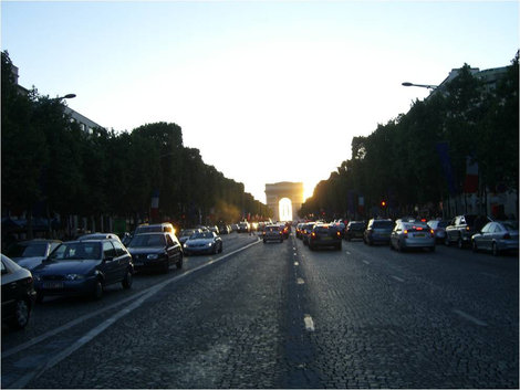 Переходим улицу, а в далеке Триумфальная арка Париж, Франция