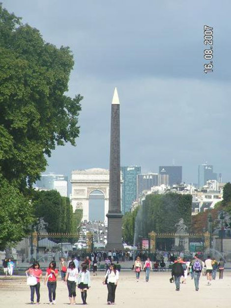 Елисейские поля и вид на Триумфальную арку Париж, Франция